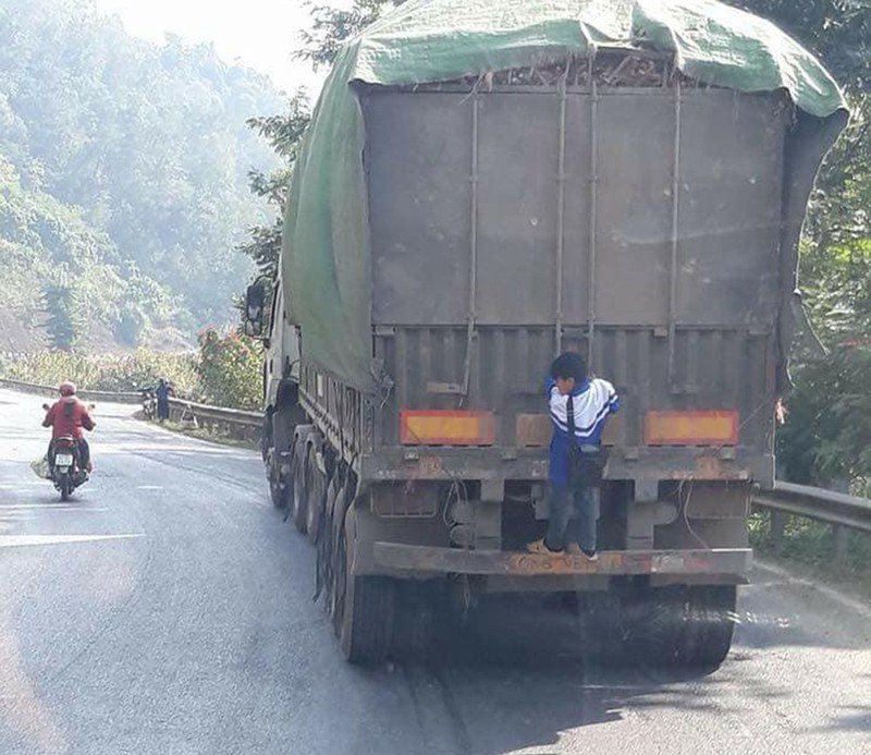 Ron nguoi canh 4 thanh nien du minh sau container dang chay-Hinh-8