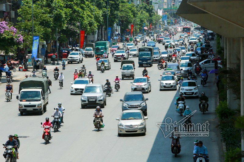 Cam xe may duong Nguyen Trai: Hon loan o duong khong lan dai nhat HN