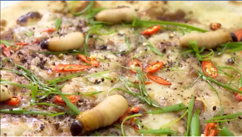 Pizza duong dua bo “luc nhuc“: Mon an co that hay Ca thang Tu?-Hinh-3