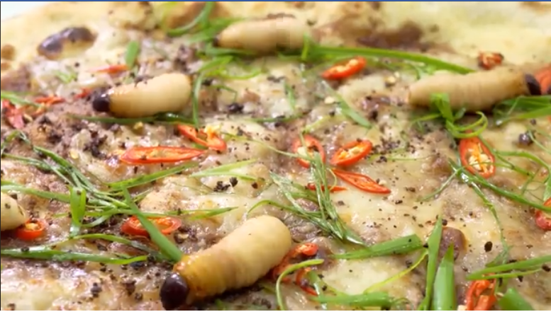 Pizza duong dua bo “luc nhuc“: Mon an co that hay Ca thang Tu?