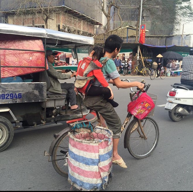 Xot thuong canh nguoi cha cong con muu sinh o cong truong-Hinh-6