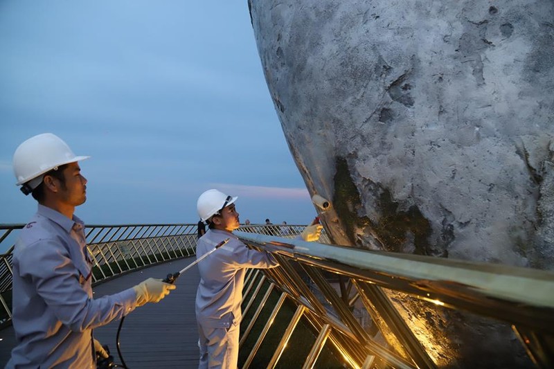 Sau 1 ngay bi boi ban, Cau Vang Da Nang da duoc tan trang