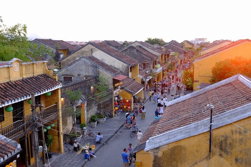 Cap doi nhan “gach da” vi leo len mai nha Hoi An 