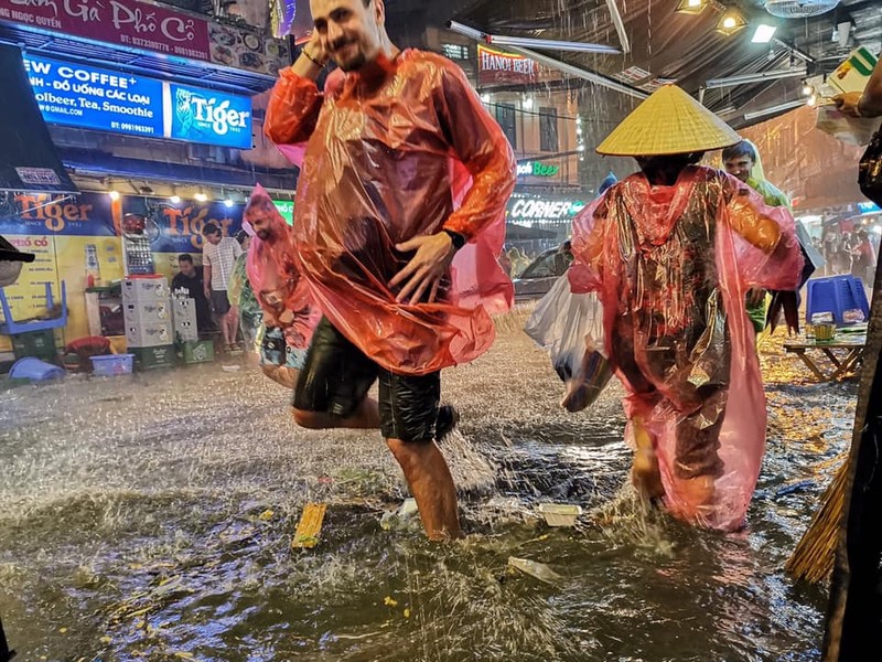 Bat ngo mua giong lon, CDM toi tap khoe anh “Ha Noi pho cung nhu song“-Hinh-9