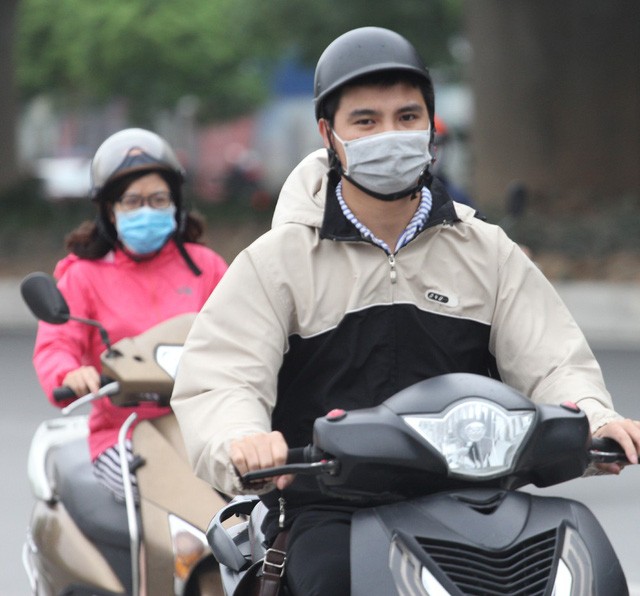 Bat ngo lanh giua mua he, thoi tiet Ha Noi tro mat nhanh hon 