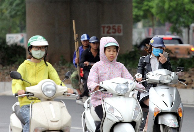 Bat ngo lanh giua mua he, thoi tiet Ha Noi tro mat nhanh hon 