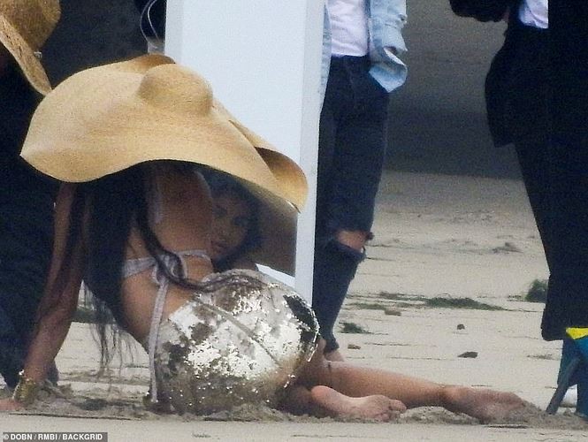 Em gai Kim Kardashian qua nong bong trong hau truong chup anh-Hinh-12