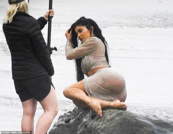 Em gai Kim Kardashian qua nong bong trong hau truong chup anh-Hinh-3