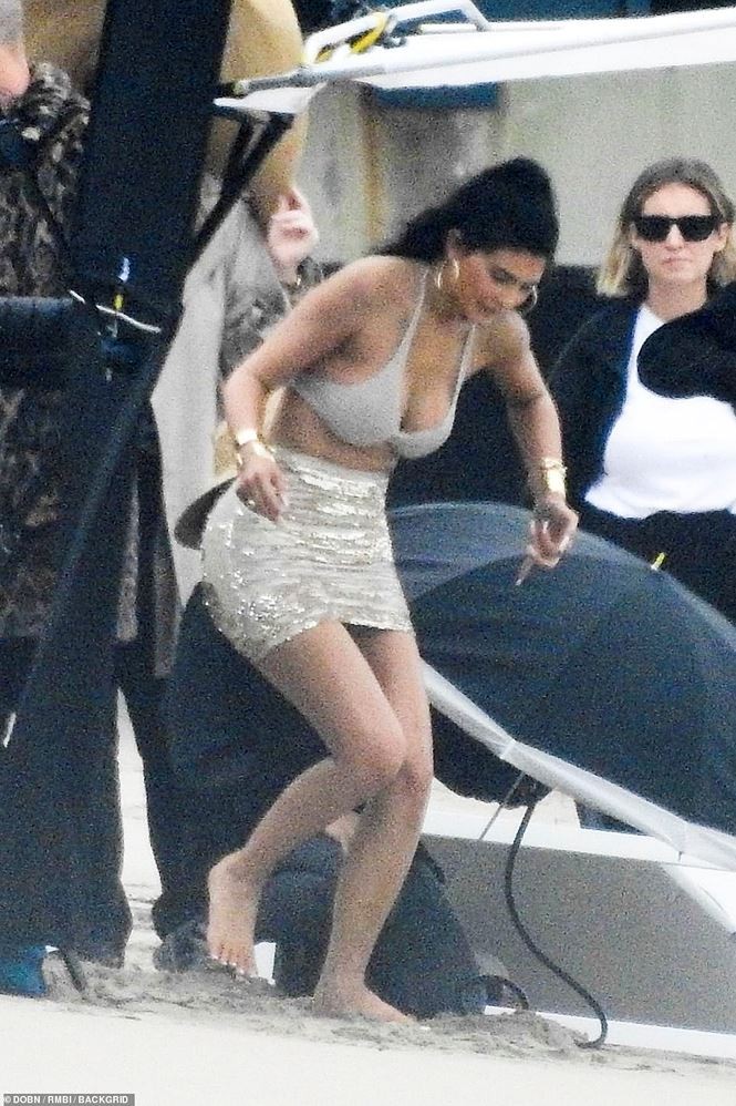 Em gai Kim Kardashian qua nong bong trong hau truong chup anh-Hinh-9