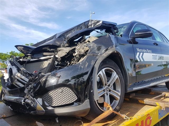 Mercedes chay thu dam lien hoan xe may, xe tai o Da Nang