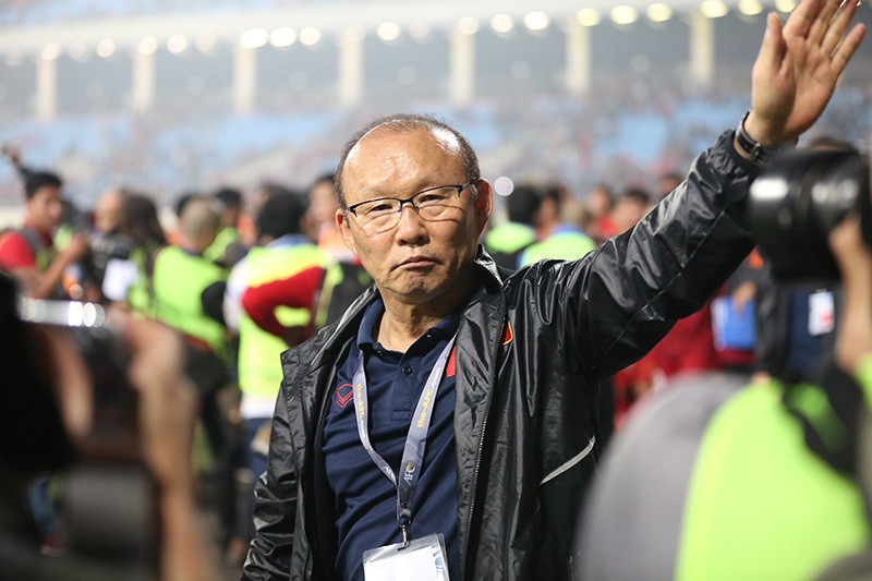 Lo ngai vong loai World Cup, fan Viet 'thuc' VFF gia han hop dong voi HLV Park Hang-seo