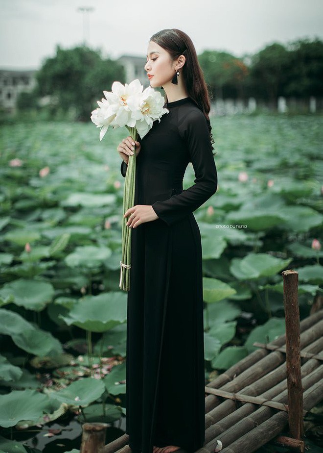 Bo anh thieu nu mac ao dai den chup sen la lam duoc CDM 