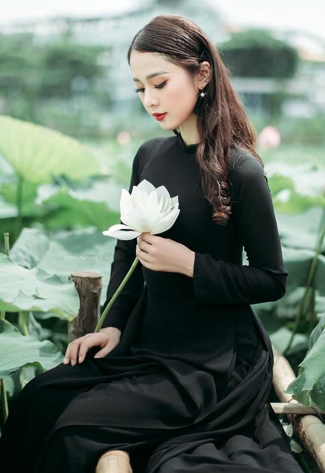 Bo anh thieu nu mac ao dai den chup sen la lam duoc CDM 