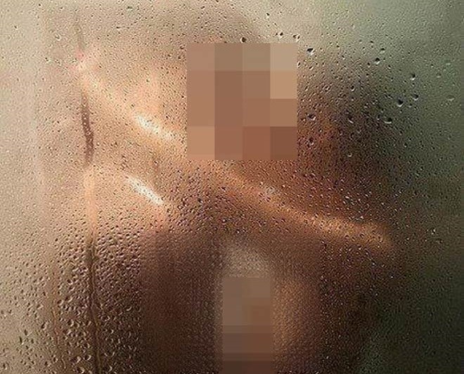 Trai tre “lat keo” khi co anh nude cua khach nho quang cao 