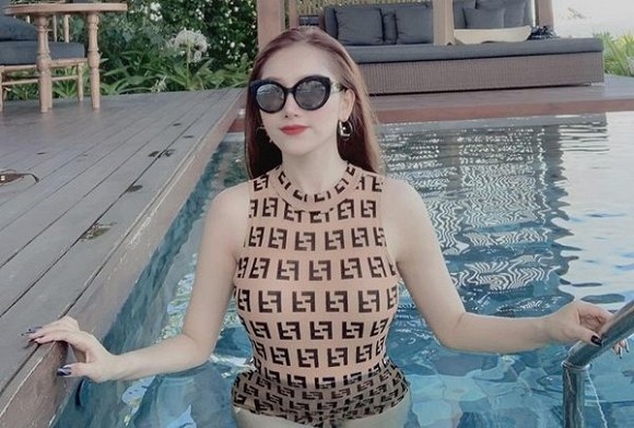 Ban gai hau ve Vu Van Thanh dien bikini, khoe vong 1 nay no 