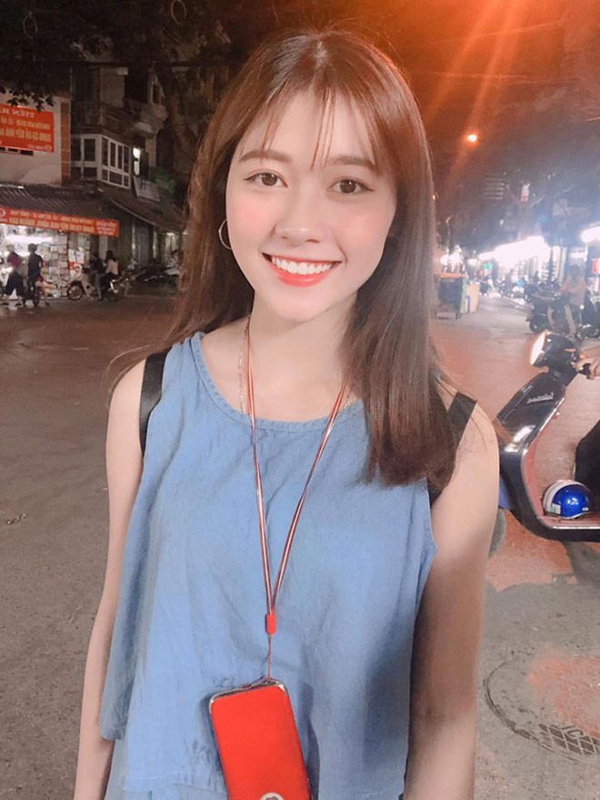 Danh tinh nu cong nhan qua xinh dep, cuoi rang ro 