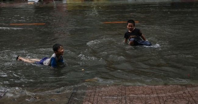 Ha Noi ngap lut sau mua to, MXH tran ngap anh cheo thuyen, boi loi giua pho-Hinh-4