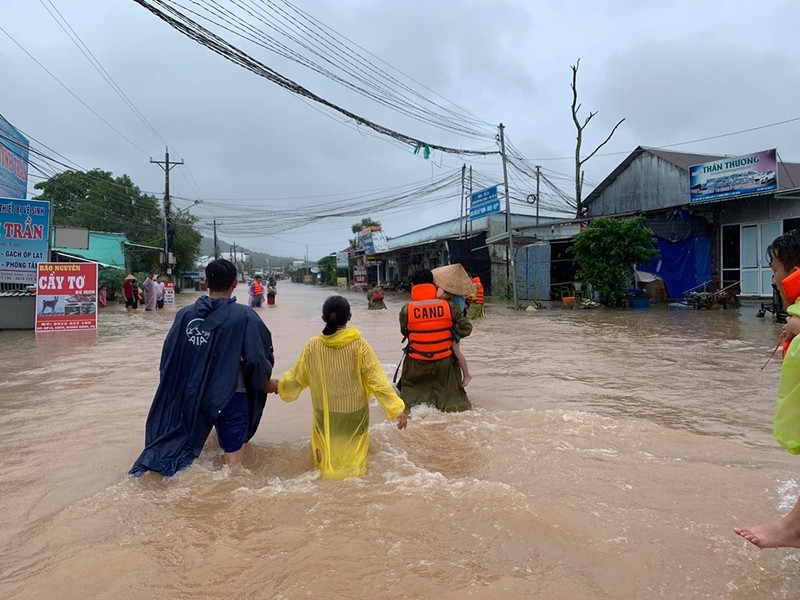 Dao Phu Quoc van mua, nguoi dan va luc luong cuu ho vat lon trong dot ngap lich su-Hinh-7