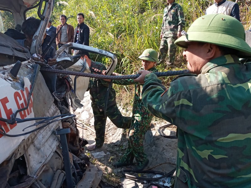 Xe cho can bo TT tinh thuong dam vao vach nui dung bien gia, het dang kiem?