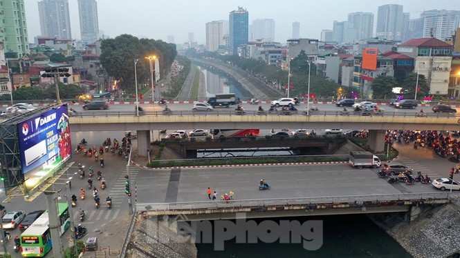 Ben xe vang khach, cua ngo Ha Noi thong thoang chieu cuoi nam-Hinh-12