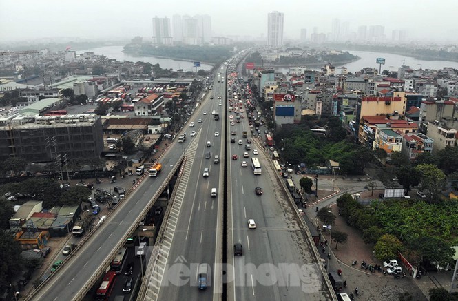 Ben xe vang khach, cua ngo Ha Noi thong thoang chieu cuoi nam-Hinh-8