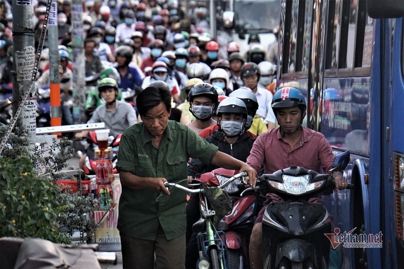 Ben xe diu hiu, ngoai duong 