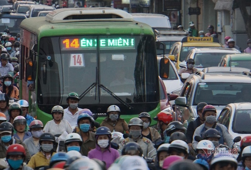 Ben xe diu hiu, ngoai duong 