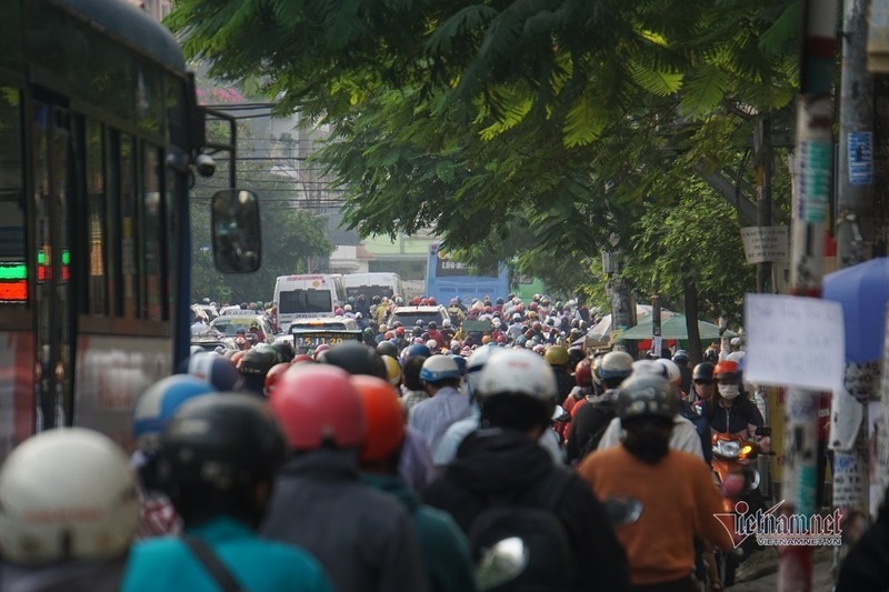 Ben xe diu hiu, ngoai duong 