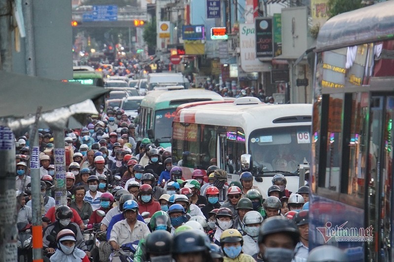 Ben xe diu hiu, ngoai duong 