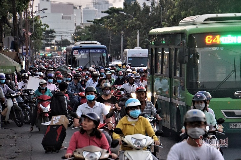 Ben xe diu hiu, ngoai duong 