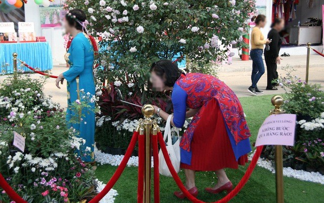 Mai tao dang chup anh hoi chi em mac ao dai 