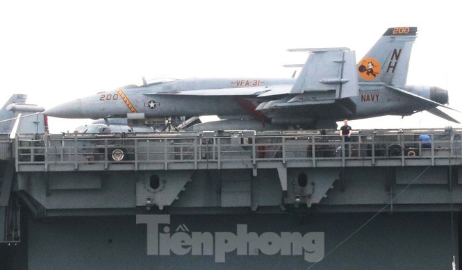 Choang ngop dan chien co dau san sat tren tau san bay USS Theodore Roosevelt-Hinh-7