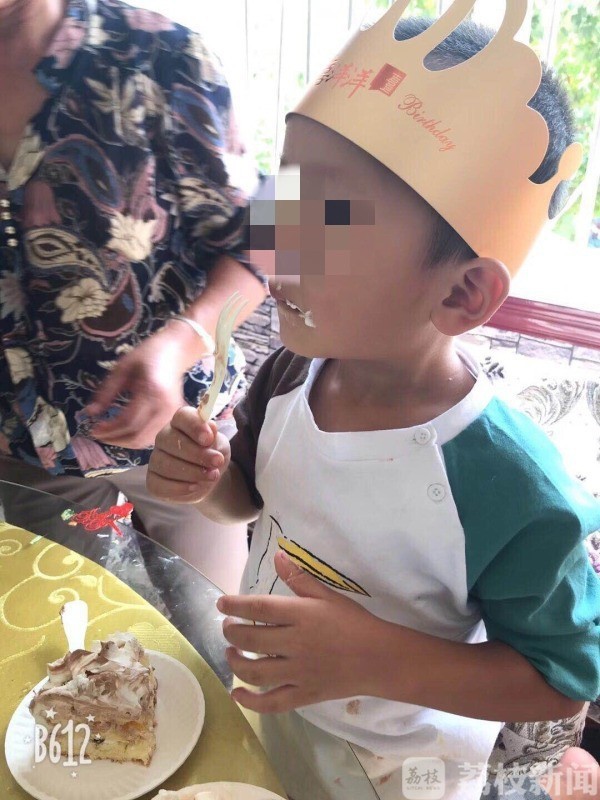 Bố đơn thân nuôi con 5 năm, khi làm hộ khẩu mới biết sự thật cay đắng Bo don than nuoi con 5 nam, khi lam ho khau moi biet su that cay dang