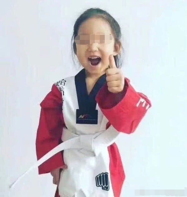 Chan dong chuyen be 4 tuoi bi bo la HLV taekwondo va me ke danh dap tan nhan-Hinh-2