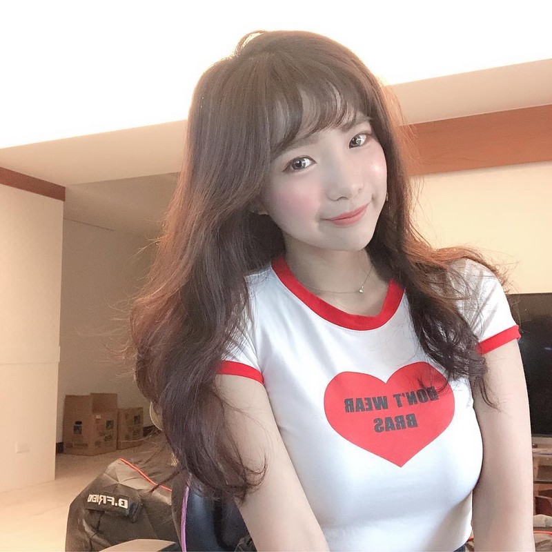 Vui mieng noi tieu chuan chon chong, nu streamer vong 1 khung gay sot-Hinh-12