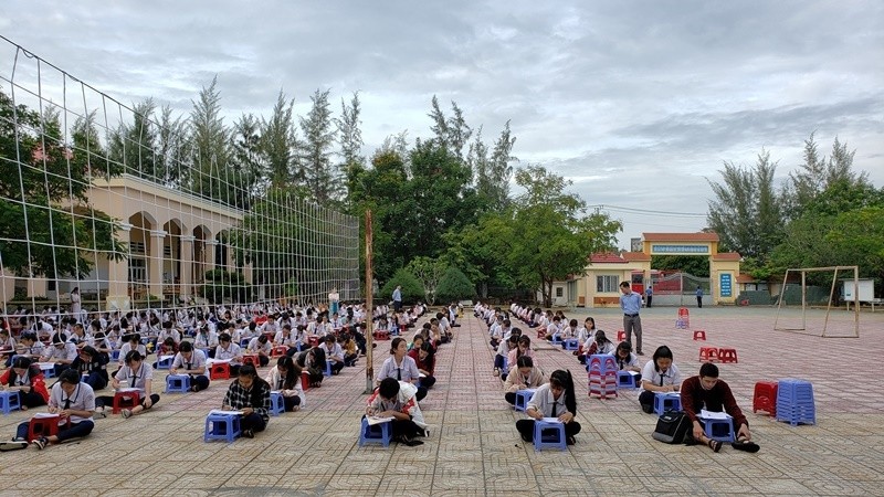 Ngoi bet duoi dat lam bai kiem tra, dan tinh dua quan diem rieng