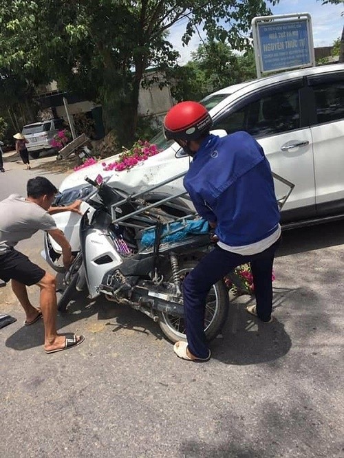 Bi xe cho hoa dam mop, chu xe hop co hanh dong bat ngo-Hinh-3