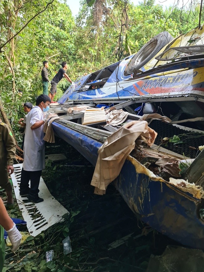 Hien truong vu xe khach roi xuong vuc lam 6 nguoi tu vong-Hinh-4