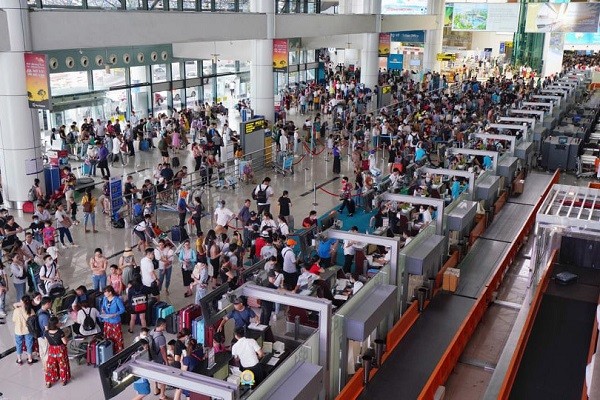 Khach met moi ngoi cho hang gio tren may bay o Ha Noi va TP.HCM