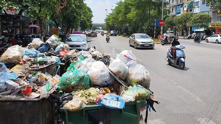 Dan mang xot xa canh tung con ngo, tung goc pho Ha Noi ngap rac-Hinh-11