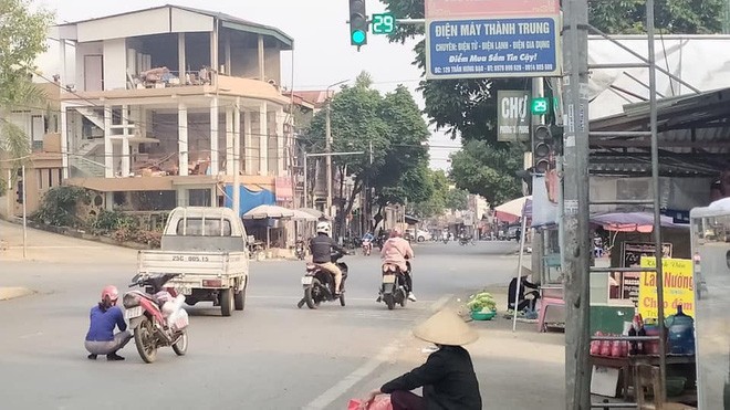 Do xe giua duong, hoi chi em khien dan tinh tro tay khong kip-Hinh-9