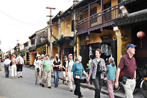 Ha Noi yeu cau tam dung tham quan, du lich den vung co dich COVID-19