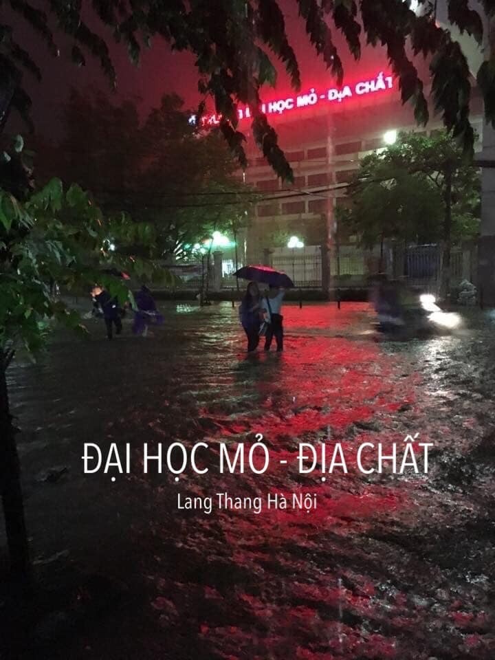 Ha Noi ngap nuoc, san cac truong dai hoc lon bong bi che anh-Hinh-5