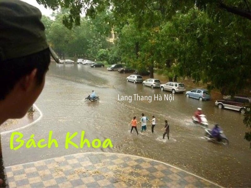 Ha Noi ngap nuoc, san cac truong dai hoc lon bong bi che anh-Hinh-6