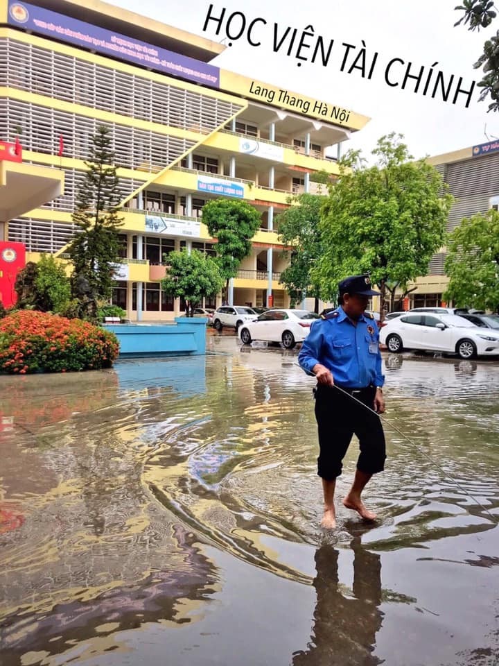 Ha Noi ngap nuoc, san cac truong dai hoc lon bong bi che anh