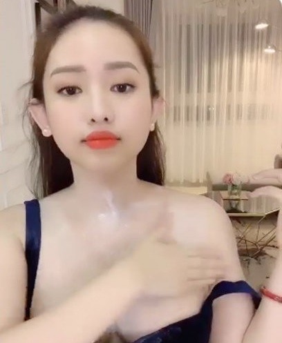 Suyt lo vong 1 khi livestream, hot girl Ca Mau khien dan tinh het hon-Hinh-6