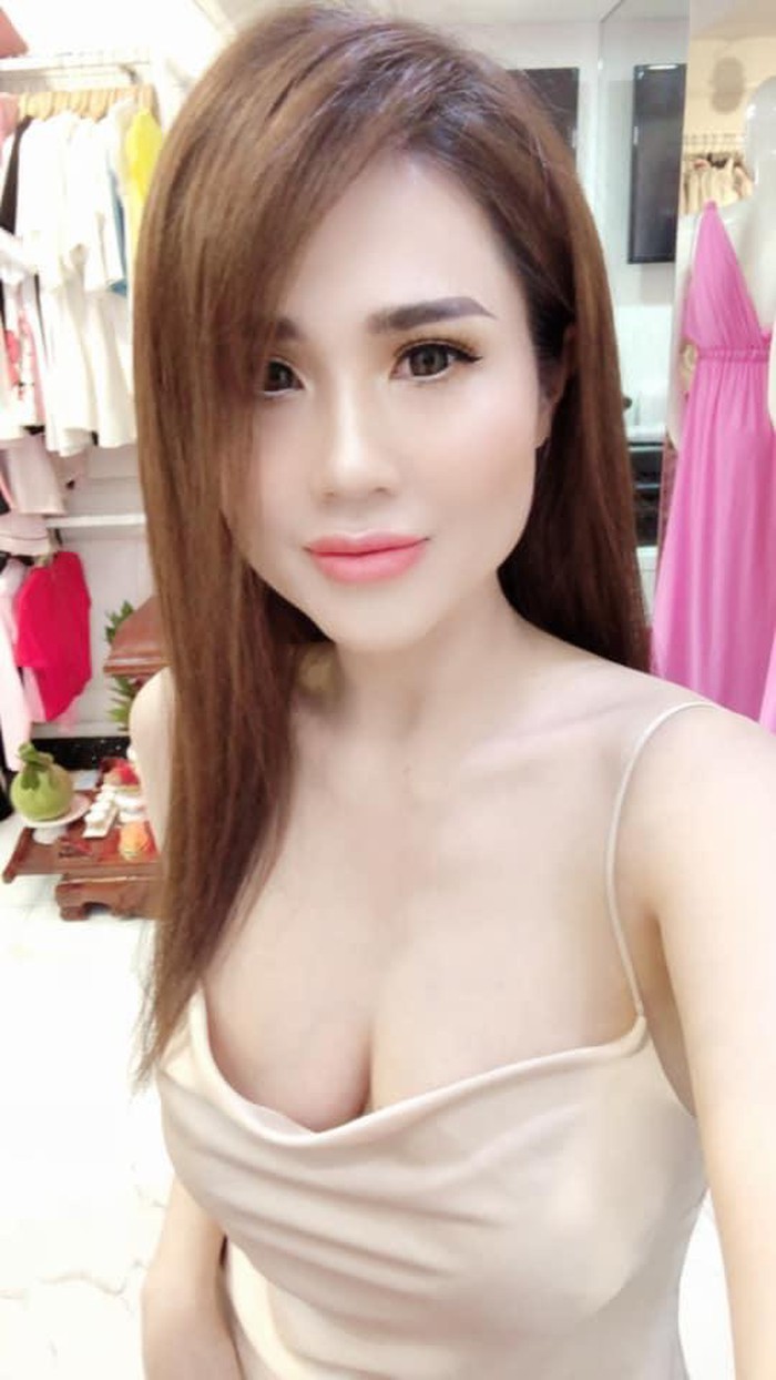 Hau sinh no, chi gai Ngoc Trinh khoe eo khien CDM 