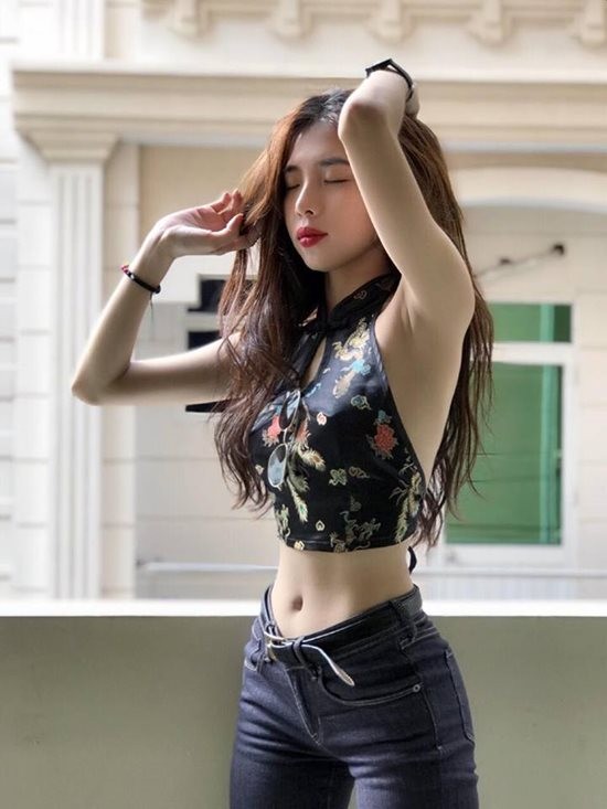 Khoe vong eo nho hon Ngoc Trinh, hot girl moi noi nhan trieu like-Hinh-7