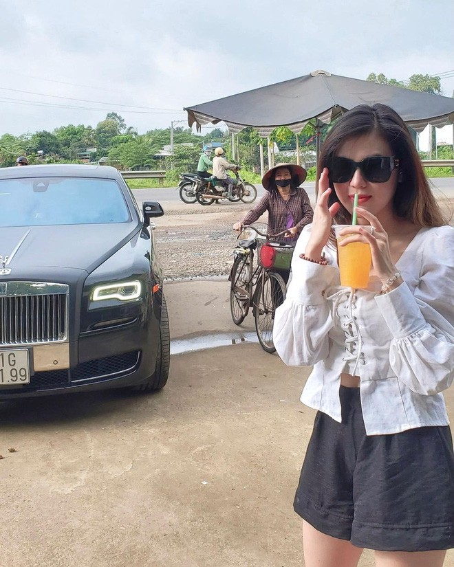 Gai xinh do dang voi Rolls Royce, tuong ai hoa nguoi quen cau thu