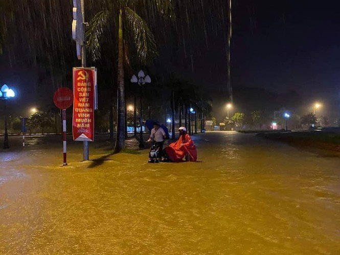 Mua to khong ngot, nguoi dan Nghe An trang dem don do chay lu